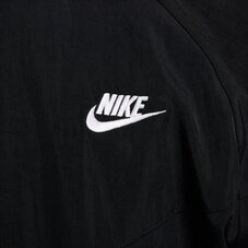 Вітровка Nike Windrunner FB8618-010