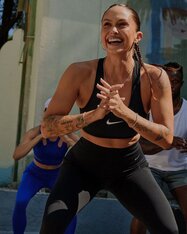 Топ Nike Swoosh High Support DX6815-010