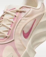 Кросівки жіночі Nike Aura Edge HQ7025-100
